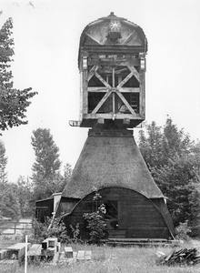 843284 Gezicht op de onttakelde Hollandse wipmolen 'De Kortrijkse Molen' (Stationsweg 105) te Breukelen, voor aanvang ...